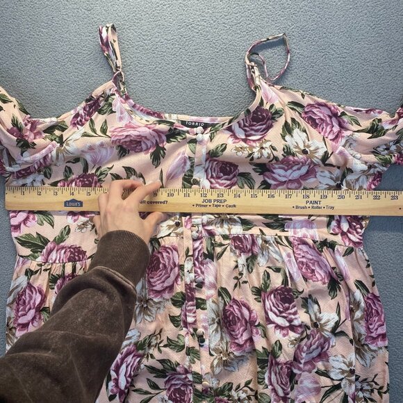 Torrid Women's Babydoll Textured Rayon Cold Shoulder Top Blush Floral Size 1 - Picture 4 of 13